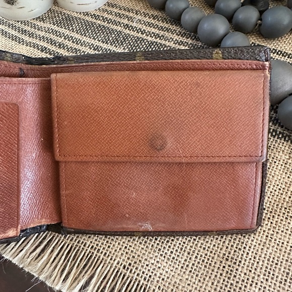 2 Men's Louis Vuitton, bifold, wallet, damaged - Picture 4 of 16